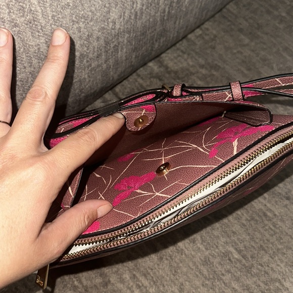 NWT Purse. Super cute stylish purse. - Picture 4 of 9